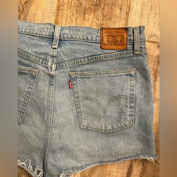 Levi’s Ribcage Shorts size 32 Vintage Frayed Distressed Denim Jean Short - Picture 4 of 10